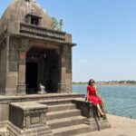 Ranjani Raghavan Instagram - ಮಾಹೇಶ್ವರದ ನರ್ಮದಾ ಘಾಟ್, ಮರಾಠ ಸಂಸ್ಥಾನದ ಧೀಮಂತ ರಾಣಿ ಅಹಿಲ್ಯಾಬಾಯಿ ಹೋಳ್ಕರ್ ಳ ಹಿರಿಮೆ ಗರಿಮೆಗಳನ್ನ ಸಾರೋ ರಾಜವಾಡ ಅರಮನೆ ಮತ್ತು ದೇವಸ್ಥಾನಗಳನ್ನು ಕಣ್ಮುಂಬಿಕೊಂಡು ಸಂತಸಪಟ್ಟಿದ್ದು ಹೀಗೆ 💃🏻 #ahilyabayi #marata #centralindia #maheshwar Narmada Ghat,maheshwar,mp