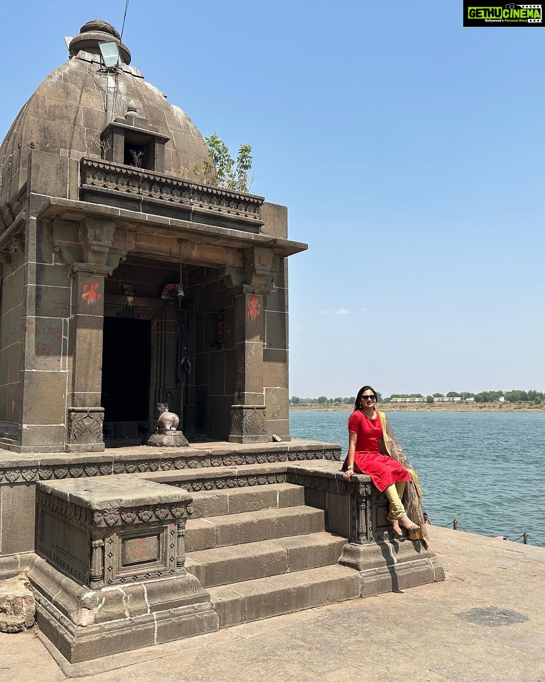 Ranjani Raghavan Instagram - ಮಾಹೇಶ್ವರದ ನರ್ಮದಾ ಘಾಟ್, ಮರಾಠ ಸಂಸ್ಥಾನದ ಧೀಮಂತ ರಾಣಿ ಅಹಿಲ್ಯಾಬಾಯಿ ಹೋಳ್ಕರ್ ಳ ಹಿರಿಮೆ ಗರಿಮೆಗಳನ್ನ ಸಾರೋ ರಾಜವಾಡ ಅರಮನೆ ಮತ್ತು ದೇವಸ್ಥಾನಗಳನ್ನು ಕಣ್ಮುಂಬಿಕೊಂಡು ಸಂತಸಪಟ್ಟಿದ್ದು ಹೀಗೆ 💃🏻 #ahilyabayi #marata #centralindia #maheshwar Narmada Ghat,maheshwar,mp