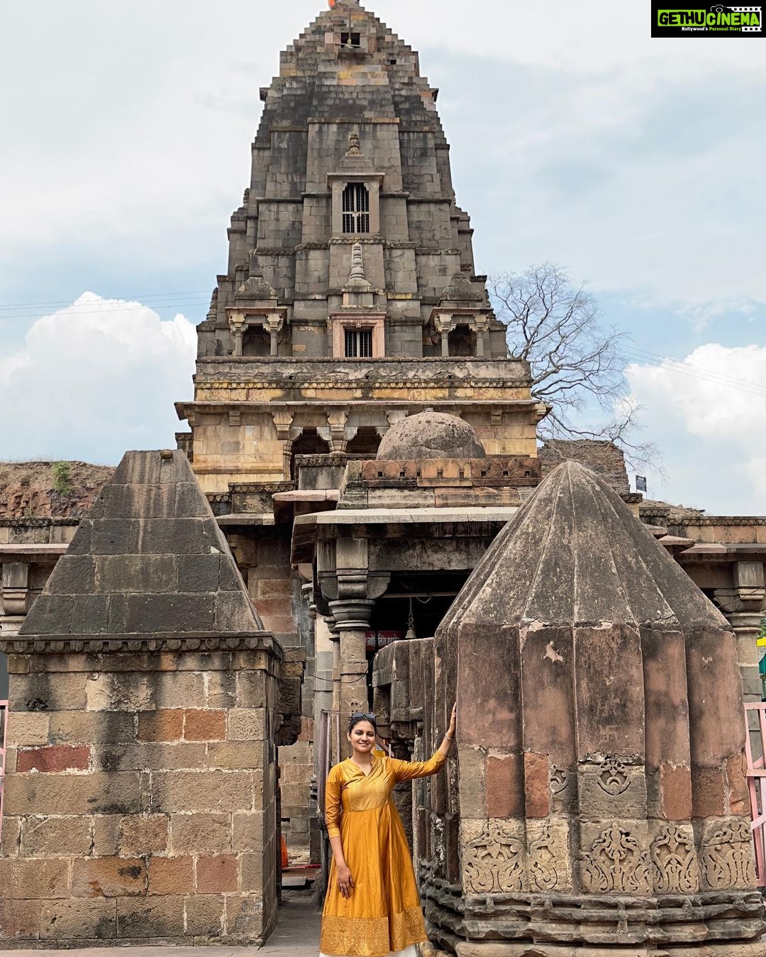 Ranjani Raghavan Instagram - ನರ್ಮದಾ ಘಾಟ್, ಓಂಕಾರೇಶ್ವರ ಮತ್ತು ಮಮಲೇಶ್ವರ ದೇವಸ್ಥಾನ ದರ್ಶನ🙏🏼 #jyothirlinga OmKareshwar Jyotirlinga Temple, OmKareshwar
