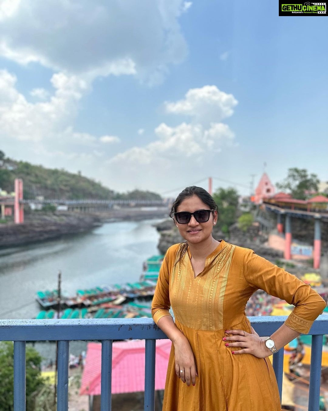 Ranjani Raghavan Instagram - ನರ್ಮದಾ ಘಾಟ್, ಓಂಕಾರೇಶ್ವರ ಮತ್ತು ಮಮಲೇಶ್ವರ ದೇವಸ್ಥಾನ ದರ್ಶನ🙏🏼 #jyothirlinga OmKareshwar Jyotirlinga Temple, OmKareshwar