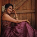 Ranjani Raghavan Instagram - ಲಂಗ ಬ್ಲೌಸ್, ಸರ- ಬಳೆ ತೊಟ್ಟು ಹೂವು ಮುಡಿದು ರೆಡಿ ಆಗೋಕೇ ಟೈಮ್ ಆಗೋಯ್ತು! ಕ್ಯಾಪ್ಶನ್ ಕೂಡಾ ಹುಡುಕಬೇಕೇ.. 😉 📸 @kandys_moments 💄 @makeup.jyoti 👗 @shimmer_designer_studio Location - @aurakalari