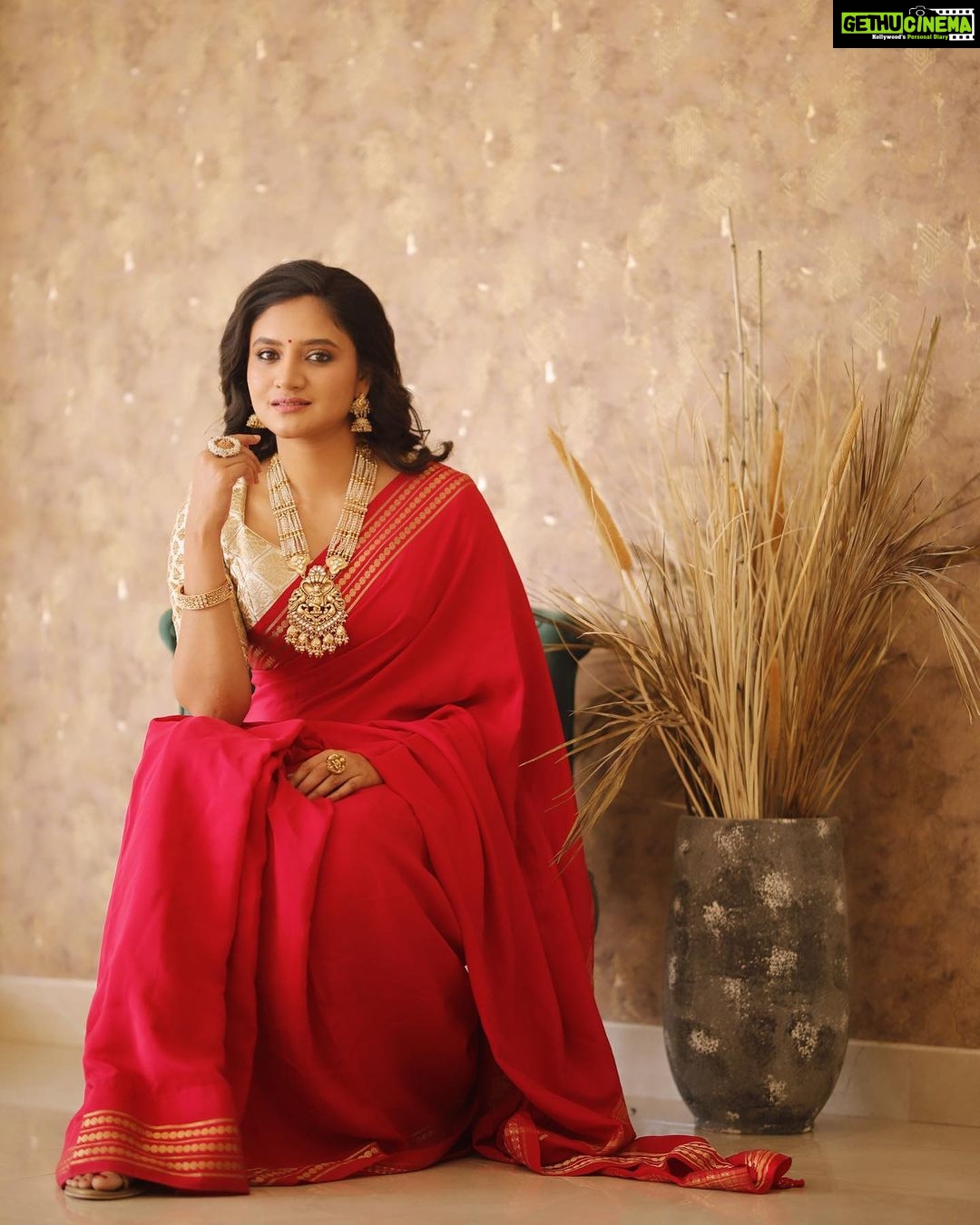 Ranjani Raghavan Instagram - ಅಮ್ಮನ ಕೆಂಪು ಮೈಸೂರ್ ಸಿಲ್ಕ್ ಸೀರೆಯುಟ್ಟಿದ್ದು.. ಈ ನವರಾತ್ರಿಯ ಸ್ಪೆಷಲ್ ❤️ #happydasara Photography - @kandys_moments MUA - @makeup.jyoti Jewelry - @mahila_pasand_hanumanthnagar Hair-dress @kavya_ashok_hairstylist Blouse - @seemasinghdesignstudio The Beginning