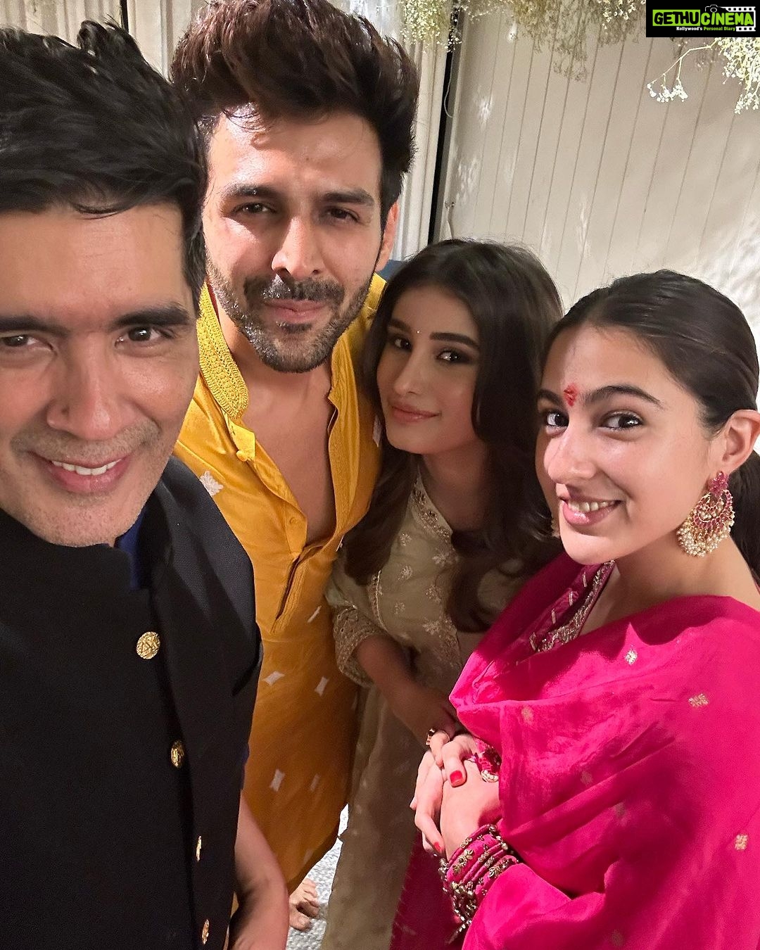 Raveena Tandon Instagram - It’s the time for the festive season to commence with the arrival of Bappa! With friends and family! Our in-house Bappa gets pampered year through, but even more these days .. ♥️🌸🕉️🌸♥️ Bandra West
