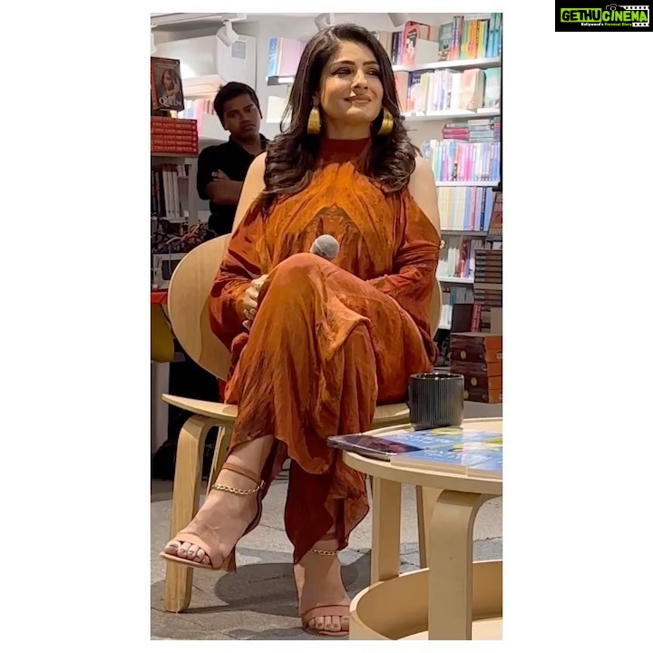 Raveena Tandon Instagram - All in a weeks work ♥️! Friends , Family, Friends like Family, Birthdays , @nawazbodyartmumbai s Book launch, #pauseandrewind . Award night with @parineetasethi #globalspaawards A fun talk with @renu_hansraj and #swarnkaur for #WePink An amazing evening at #earthcafe , thank you @motwani_jitendra for the goodies! Mumbai, Maharashtra