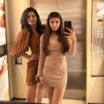 Raveena Tandon Instagram – All in a weeks work β₯οΈ!
Friends , Family, Friends like Family, Birthdays , @nawazbodyartmumbai s Book launch, #pauseandrewind . Award night with @parineetasethi #globalspaawards
A fun talk with @renu_hansraj and #swarnkaur for #WePink
An amazing evening at #earthcafe , thank you @motwani_jitendra for the goodies! Mumbai, Maharashtra