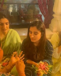 Raveena Tandon Instagram - Hare Krishna , Krishna Krishna Hare Hare ..🙏🏻🕉️🙏🏻. जन्मदिन की शुभकामनाए!  हाथी घोड़ा पालकी!जय कन्हैयालाल की ! Celebrations at Iskcon at midnight! The Birth of Shri Krishna 🙏🏻