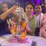 Raveena Tandon Instagram - Hare Krishna , Krishna Krishna Hare Hare ..🙏🏻🕉️🙏🏻. जन्मदिन की शुभकामनाए! हाथी घोड़ा पालकी!जय कन्हैयालाल की ! Celebrations at Iskcon at midnight! The Birth of Shri Krishna 🙏🏻