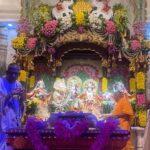 Raveena Tandon Instagram - Hare Krishna , Krishna Krishna Hare Hare ..🙏🏻🕉️🙏🏻. जन्मदिन की शुभकामनाए! हाथी घोड़ा पालकी!जय कन्हैयालाल की ! Celebrations at Iskcon at midnight! The Birth of Shri Krishna 🙏🏻