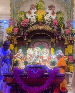 Raveena Tandon Instagram - Hare Krishna , Krishna Krishna Hare Hare ..🙏🏻🕉️🙏🏻. जन्मदिन की शुभकामनाए!  हाथी घोड़ा पालकी!जय कन्हैयालाल की ! Celebrations at Iskcon at midnight! The Birth of Shri Krishna 🙏🏻
