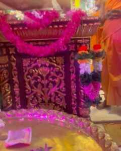 Raveena Tandon Instagram - Hare Krishna , Krishna Krishna Hare Hare ..🙏🏻🕉️🙏🏻. जन्मदिन की शुभकामनाए!  हाथी घोड़ा पालकी!जय कन्हैयालाल की ! Celebrations at Iskcon at midnight! The Birth of Shri Krishna 🙏🏻