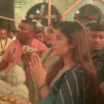 Raveena Tandon Instagram - Hare Krishna , Krishna Krishna Hare Hare ..🙏🏻🕉️🙏🏻. जन्मदिन की शुभकामनाए! हाथी घोड़ा पालकी!जय कन्हैयालाल की ! Celebrations at Iskcon at midnight! The Birth of Shri Krishna 🙏🏻