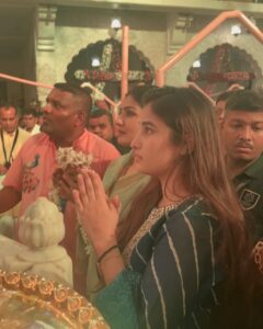 Raveena Tandon Instagram - Hare Krishna , Krishna Krishna Hare Hare ..🙏🏻🕉️🙏🏻. जन्मदिन की शुभकामनाए!  हाथी घोड़ा पालकी!जय कन्हैयालाल की ! Celebrations at Iskcon at midnight! The Birth of Shri Krishna 🙏🏻
