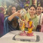 Raveena Tandon Instagram - Hare Krishna , Krishna Krishna Hare Hare ..🙏🏻🕉️🙏🏻. जन्मदिन की शुभकामनाए! हाथी घोड़ा पालकी!जय कन्हैयालाल की ! Celebrations at Iskcon at midnight! The Birth of Shri Krishna 🙏🏻