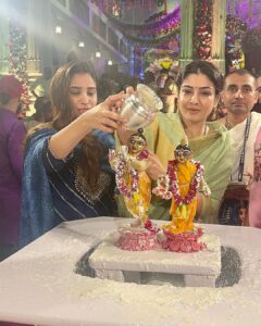 Raveena Tandon Instagram - Hare Krishna , Krishna Krishna Hare Hare ..🙏🏻🕉️🙏🏻. जन्मदिन की शुभकामनाए!  हाथी घोड़ा पालकी!जय कन्हैयालाल की ! Celebrations at Iskcon at midnight! The Birth of Shri Krishna 🙏🏻