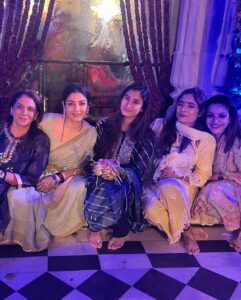 Raveena Tandon Instagram - Hare Krishna , Krishna Krishna Hare Hare ..🙏🏻🕉️🙏🏻. जन्मदिन की शुभकामनाए!  हाथी घोड़ा पालकी!जय कन्हैयालाल की ! Celebrations at Iskcon at midnight! The Birth of Shri Krishna 🙏🏻