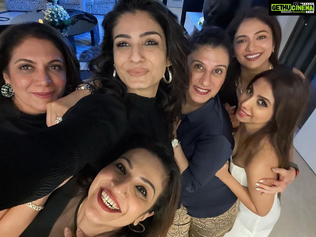 Raveena Tandon Instagram - Happy Shiny People ! Love and positivity ♥️🎉
