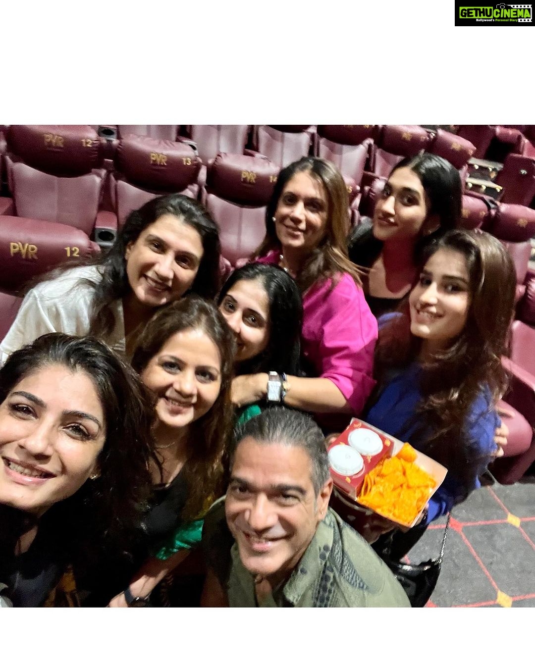 Raveena Tandon Instagram - #movienight #theusualsuspects 😂😘 #criticallyyours