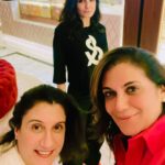 Raveena Tandon Instagram - #movienight #theusualsuspects 😂😘 #criticallyyours