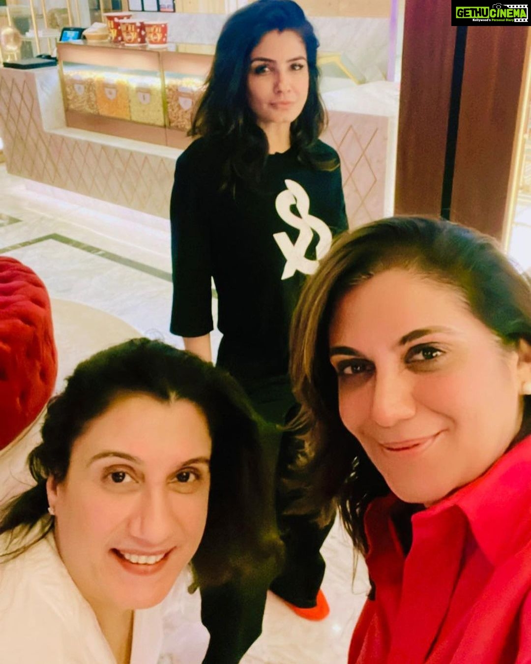 Raveena Tandon Instagram - #movienight #theusualsuspects 😂😘 #criticallyyours