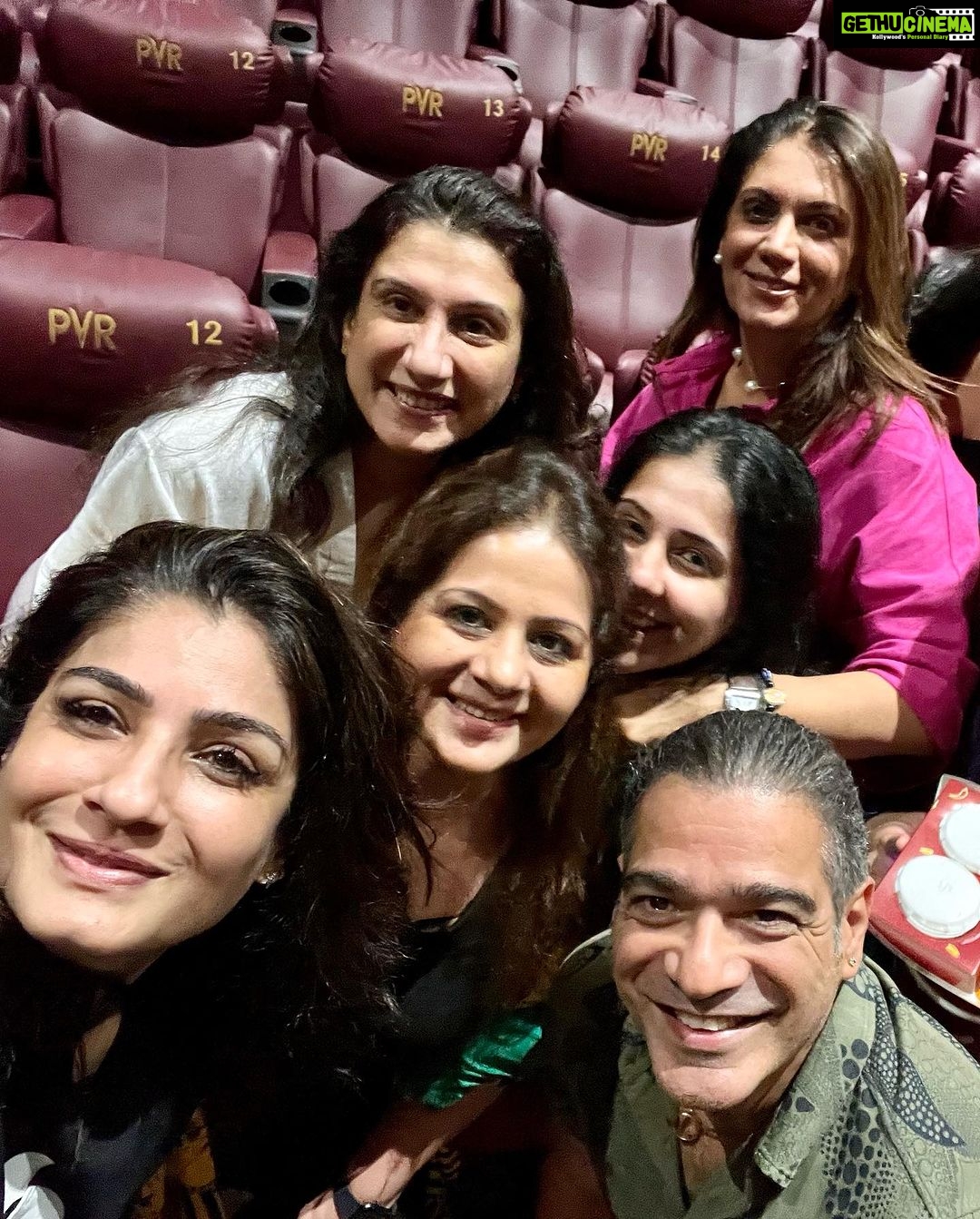 Raveena Tandon Instagram - #movienight #theusualsuspects 😂😘 #criticallyyours