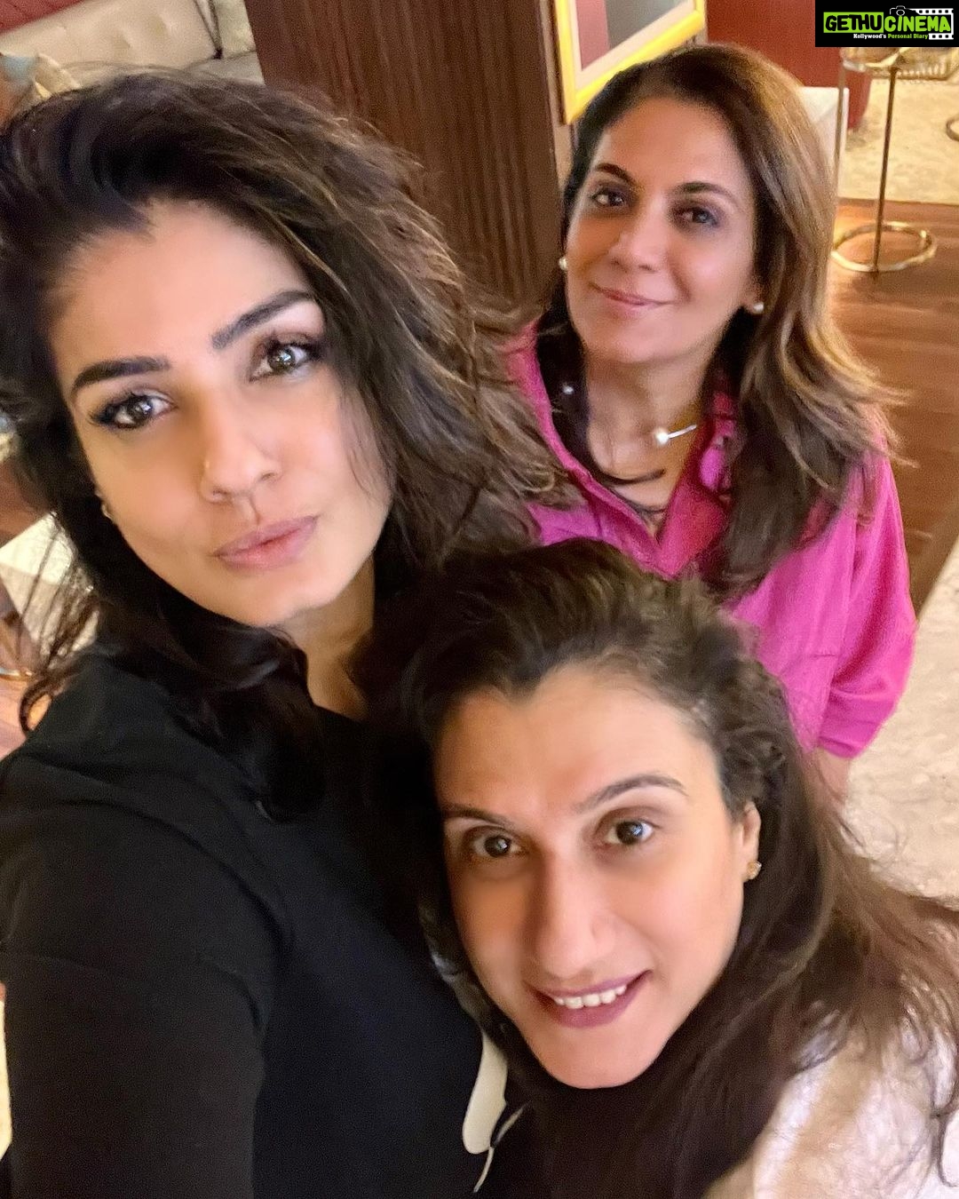 Raveena Tandon Instagram - #movienight #theusualsuspects 😂😘 #criticallyyours