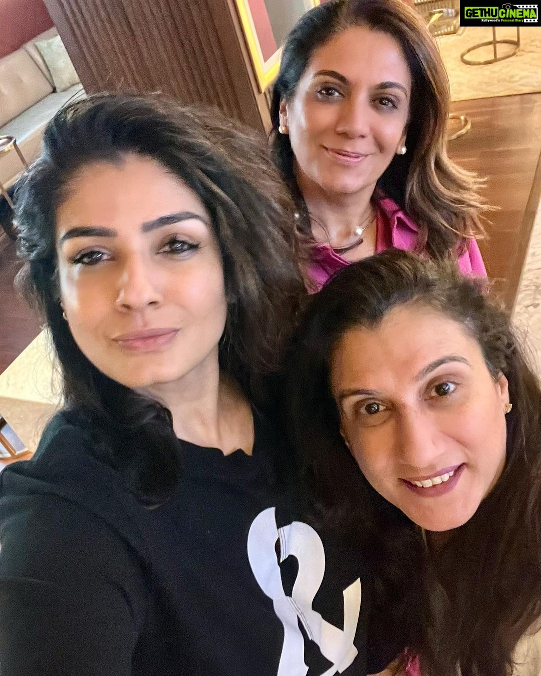 Raveena Tandon Instagram - #movienight #theusualsuspects 😂😘 #criticallyyours
