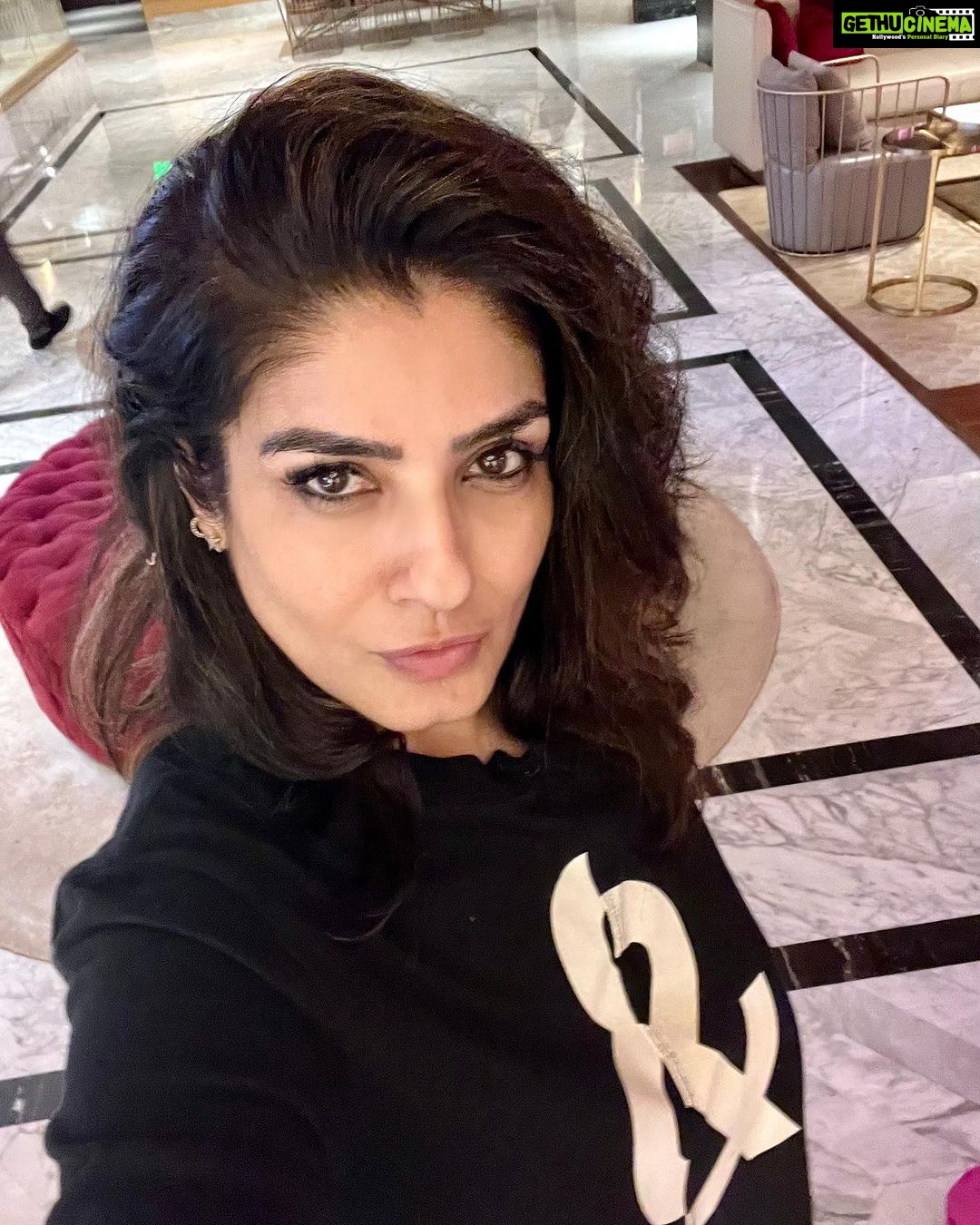 Raveena Tandon Instagram - #movienight #theusualsuspects 😂😘 #criticallyyours