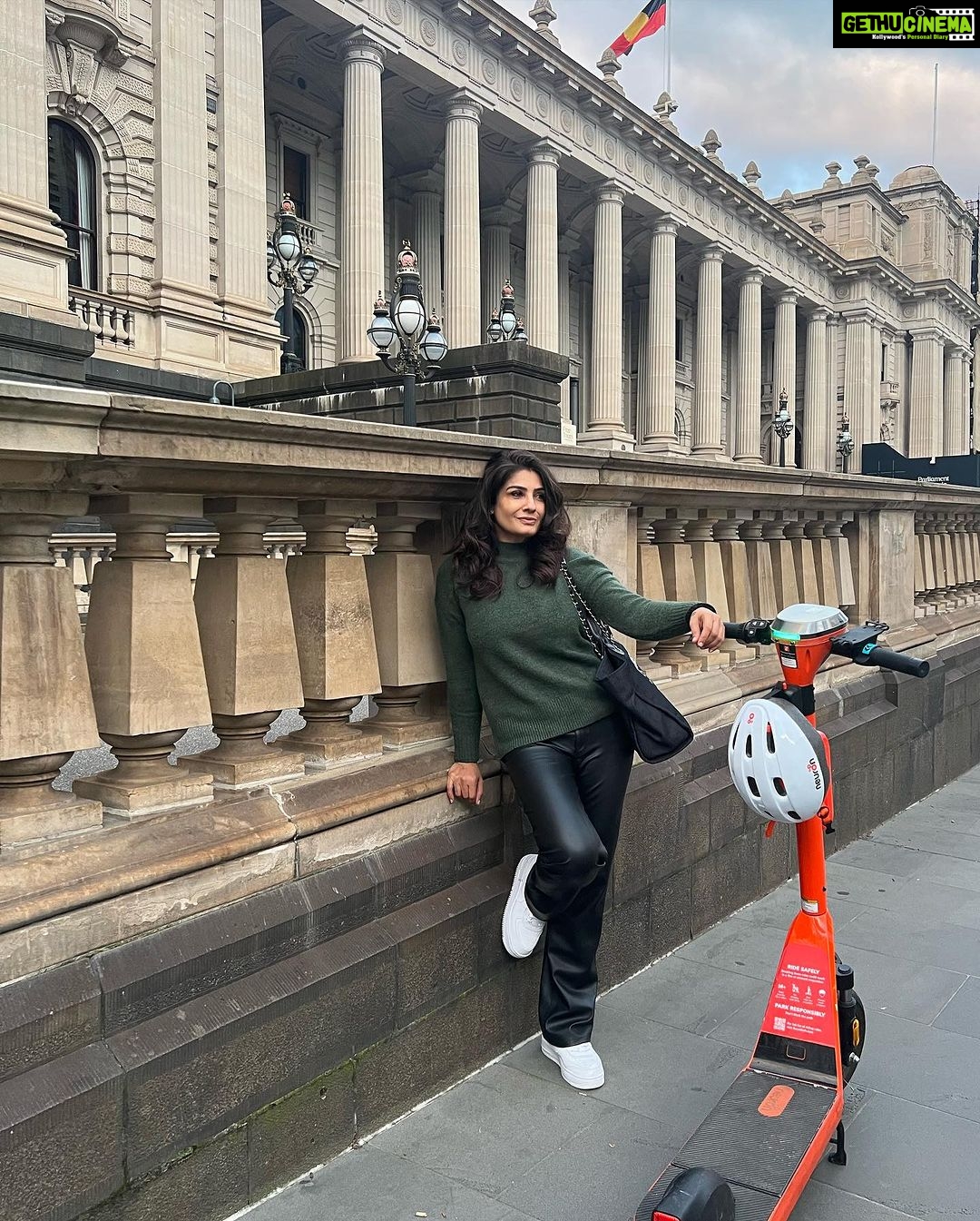 Raveena Tandon Instagram - ♥️ taking in the chill. A different kind of parliament meet. #victoria #parliament #melbourne #australia #gogreen my ride for the day #electricscooter Melbourne, Victoria, Australia