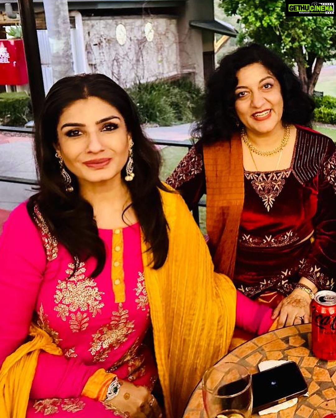 Raveena Tandon Instagram - #humsaathsaathhain ! #familiafirst #lovingyourfamilyphotodump #tandonclan