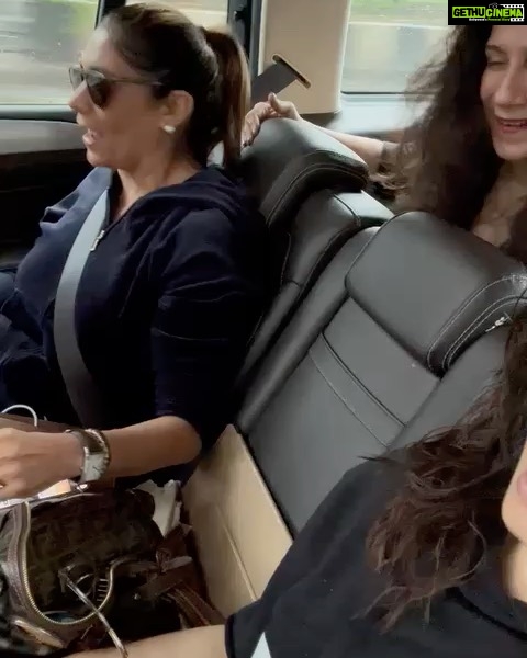 Raveena Tandon Instagram - The week that was…. 1) car trip / farm life ♥️ 2) reluctant Co star Alaska 3) the three Musketeers ♥️ 4)at Govardhan (iskon) Darshan ! 5) a rainy afternoon with the class of 23 . Mumbai, Maharashtra