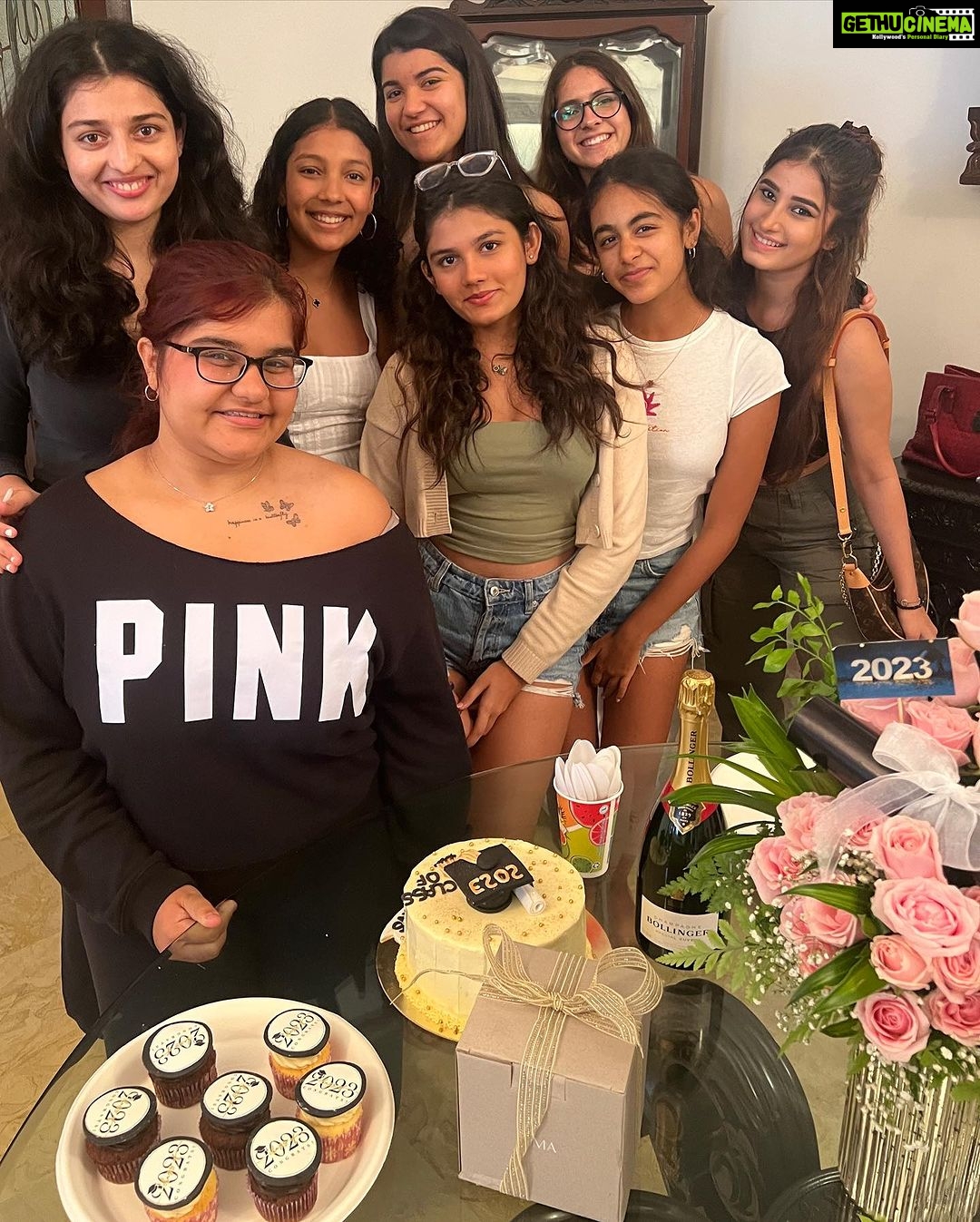 Raveena Tandon Instagram - The week that was…. 1) car trip / farm life ♥️ 2) reluctant Co star Alaska 3) the three Musketeers ♥️ 4)at Govardhan (iskon) Darshan ! 5) a rainy afternoon with the class of 23 . Mumbai, Maharashtra