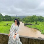 Raveena Tandon Instagram - काली मेघा ! घनन घनन घिर आई बरखा ।। ♥️♥️♥️♥️ #farmlife