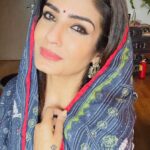 Raveena Tandon Instagram - bas yunhi. ♥️ 🔥 ………………. Fire extinguisher bhi saath rakha hai. .. for those Jalan types 😂🧿