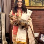 Raveena Tandon Instagram - The week that was ♥️.. A happy photo dump! Have a super Sunday all♥️😘 1)a pic of pops film majboor at the poster museum .bkc . 2) a birthday movie and dinner that was…♥️ 3 ) a quick day in the forest. 4) Thank you for the prestigious #bhupenhazarikaaward bestowed on me . And thank you .Beltola Bhaagi awards for coming here all the way to mumbai . Mumbai, Maharashtra