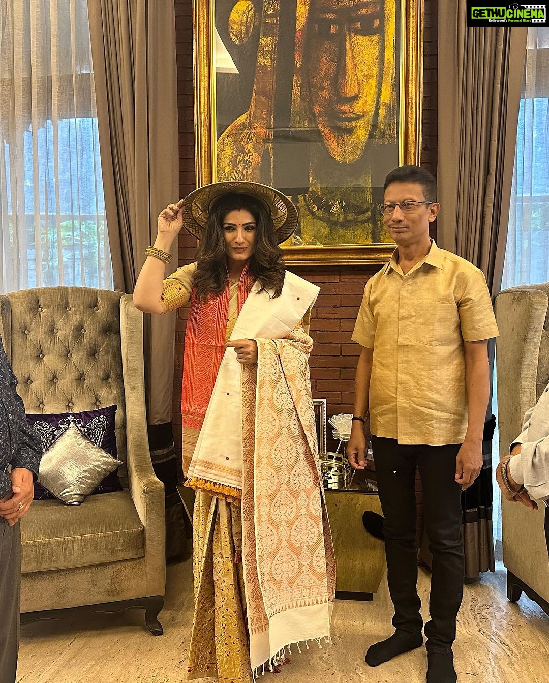 Raveena Tandon Instagram - The week that was ♥️.. A happy photo dump! Have a super Sunday all♥️😘 1)a pic of pops film majboor at the poster museum .bkc . 2) a birthday movie and dinner that was…♥️ 3 ) a quick day in the forest. 4) Thank you for the prestigious #bhupenhazarikaaward bestowed on me . And thank you .Beltola Bhaagi awards for coming here all the way to mumbai . Mumbai, Maharashtra