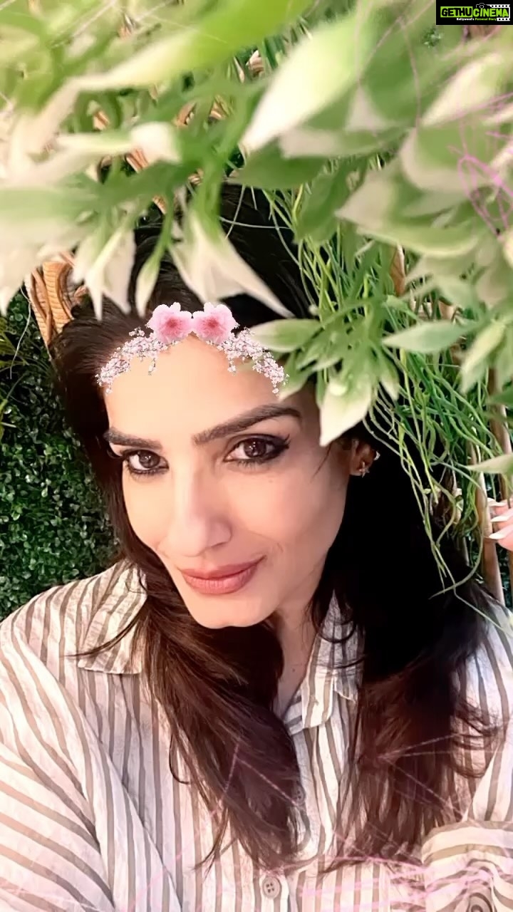 Raveena Tandon Instagram - Ok cringe, but I love it ! Who remembers this song?Used to love singing this aloud ! #childhoodmemories ♥️♥️ #phoolmati