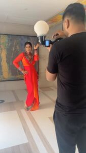 Raveena Tandon Instagram - Over enthu cutlets! 😂😜♥️ Styled by : @kmundhe4442 Outfit : @rohitkverma HMU : @shuraakhan Managed by : @reemapandit Footwear by : @londonrag_in