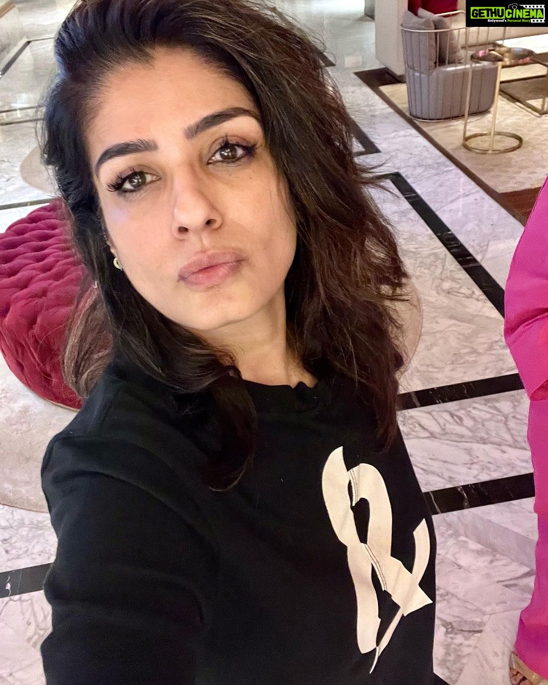 Raveena Tandon Instagram - #movienight #theusualsuspects 😂😘 #criticallyyours