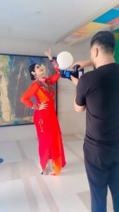 Raveena Tandon Instagram - Arey drafts mien ye take 2 kabse phasa hua tha, so I shared it… thoda ham@sab ki overacting maaf kar dena doston 😂😜😜