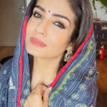 Raveena Tandon Instagram - bas yunhi. ♥️ 🔥 ………………. Fire extinguisher bhi saath rakha hai. .. for those Jalan types 😂🧿