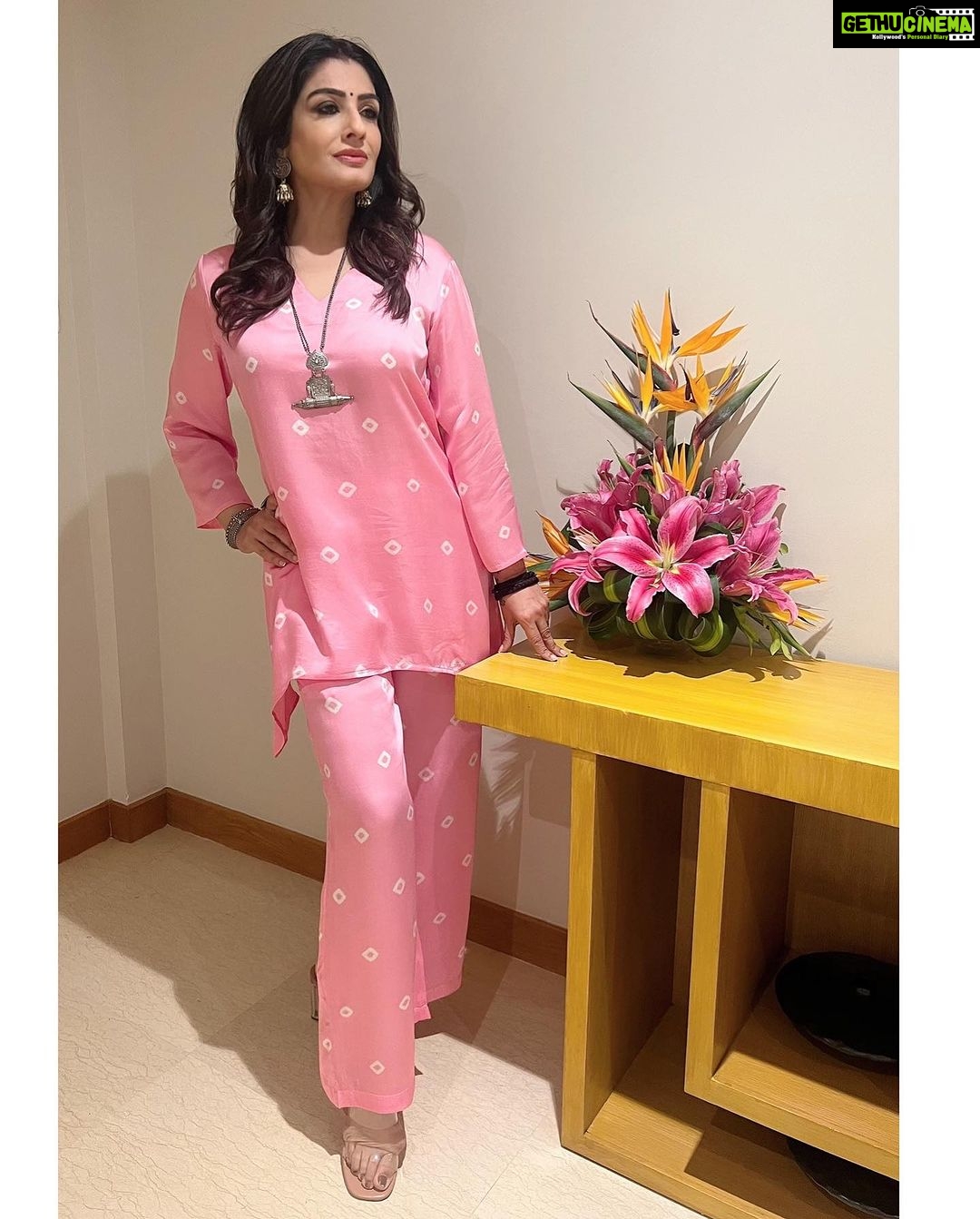 Raveena Tandon Instagram - Pinkathon. π π #justmoods #simplicity Outfit - @gulaalindia @viralmantra Earrings & Ring - @aquamarine_jewellery @sangeetaboochra Neckpiece & Kada - @rubans.in @oakpinionpr styled by - @poojagulabani glam by - @sshurakhan