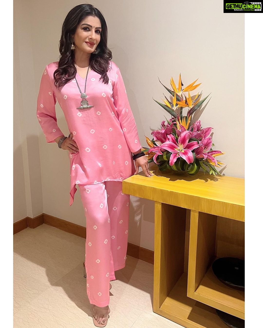 Raveena Tandon Instagram - Pinkathon. π π #justmoods #simplicity Outfit - @gulaalindia @viralmantra Earrings & Ring - @aquamarine_jewellery @sangeetaboochra Neckpiece & Kada - @rubans.in @oakpinionpr styled by - @poojagulabani glam by - @sshurakhan
