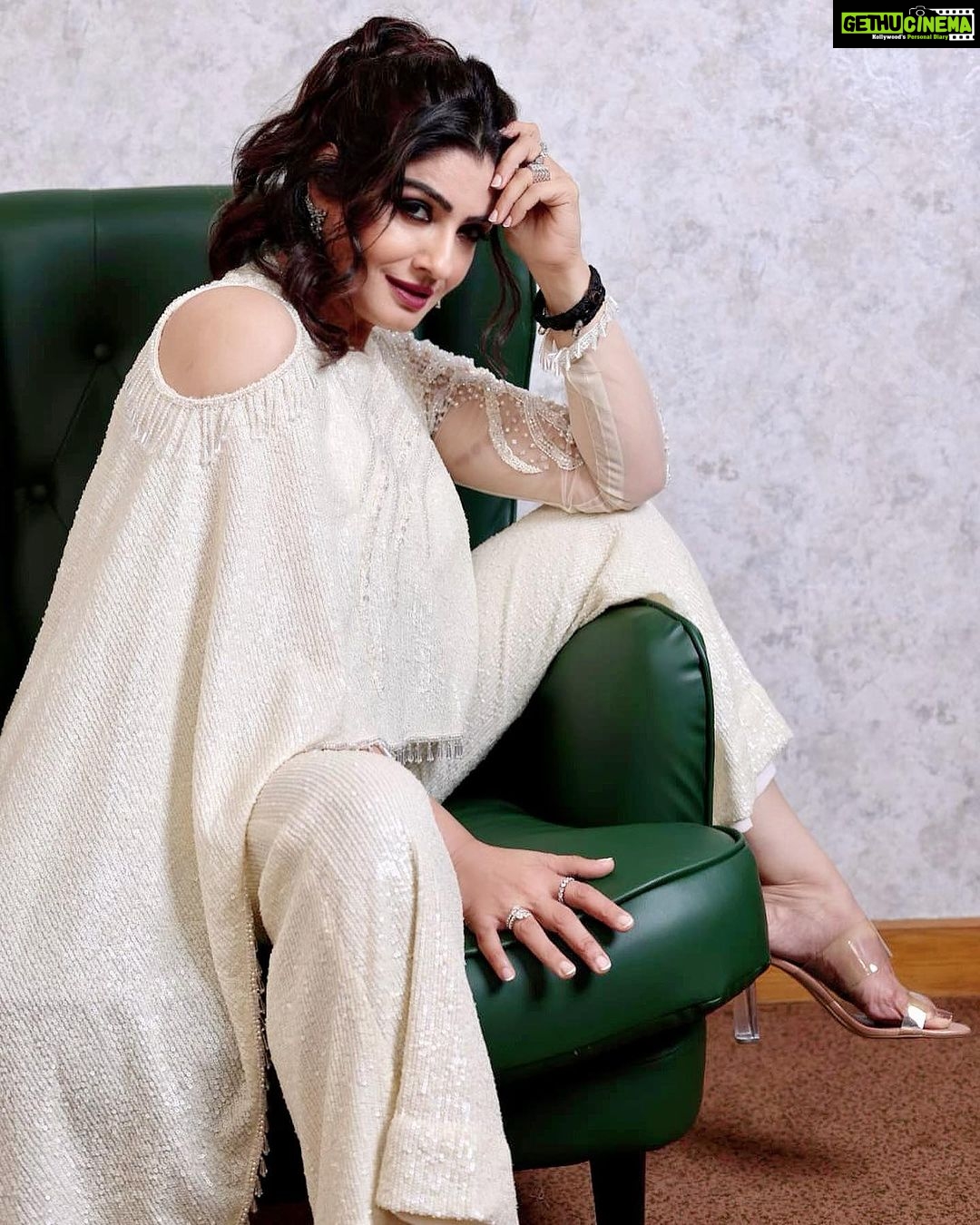 Raveena Tandon Instagram - A dreamy Sunday ! Outfit - @kamaalicouture Earrings - @hybajewels Rings - @jet_gems @hybajewels Styled by @poojagulabani Glam by @sshurakhan Clicked by @viveckphotograohy Managed by @reemapandit Mumbai, Maharashtra