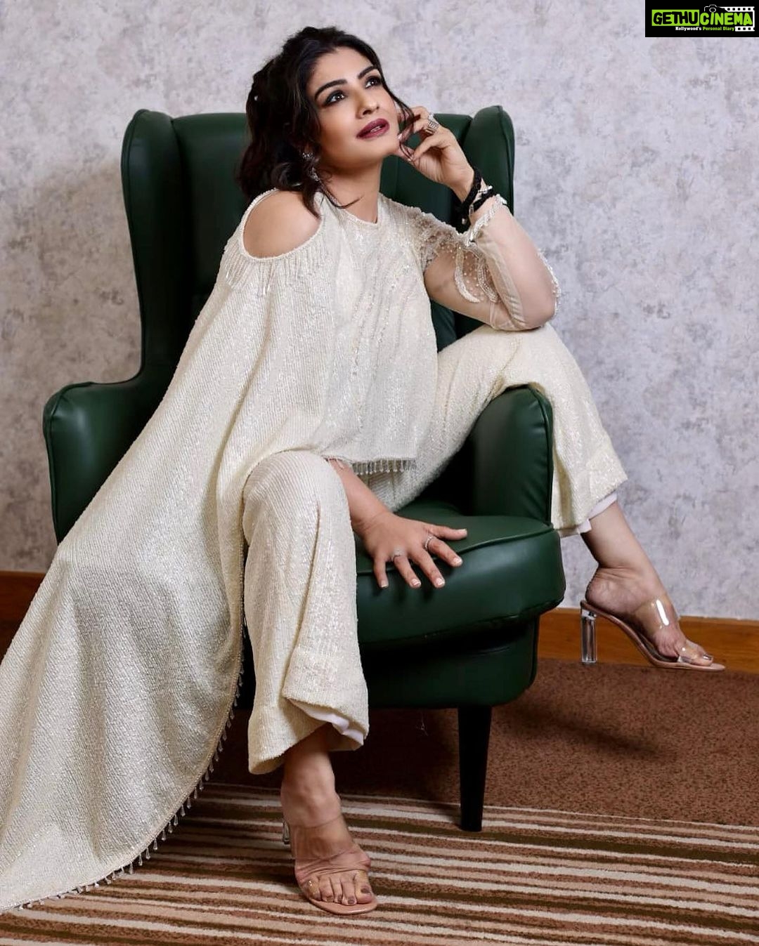Raveena Tandon Instagram - A dreamy Sunday ! Outfit - @kamaalicouture Earrings - @hybajewels Rings - @jet_gems @hybajewels Styled by @poojagulabani Glam by @sshurakhan Clicked by @viveckphotograohy Managed by @reemapandit Mumbai, Maharashtra