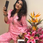 Raveena Tandon Instagram - Caught red handed! In action, taking selfies with the new #iphone15 ! #promax ♥️ 🍎