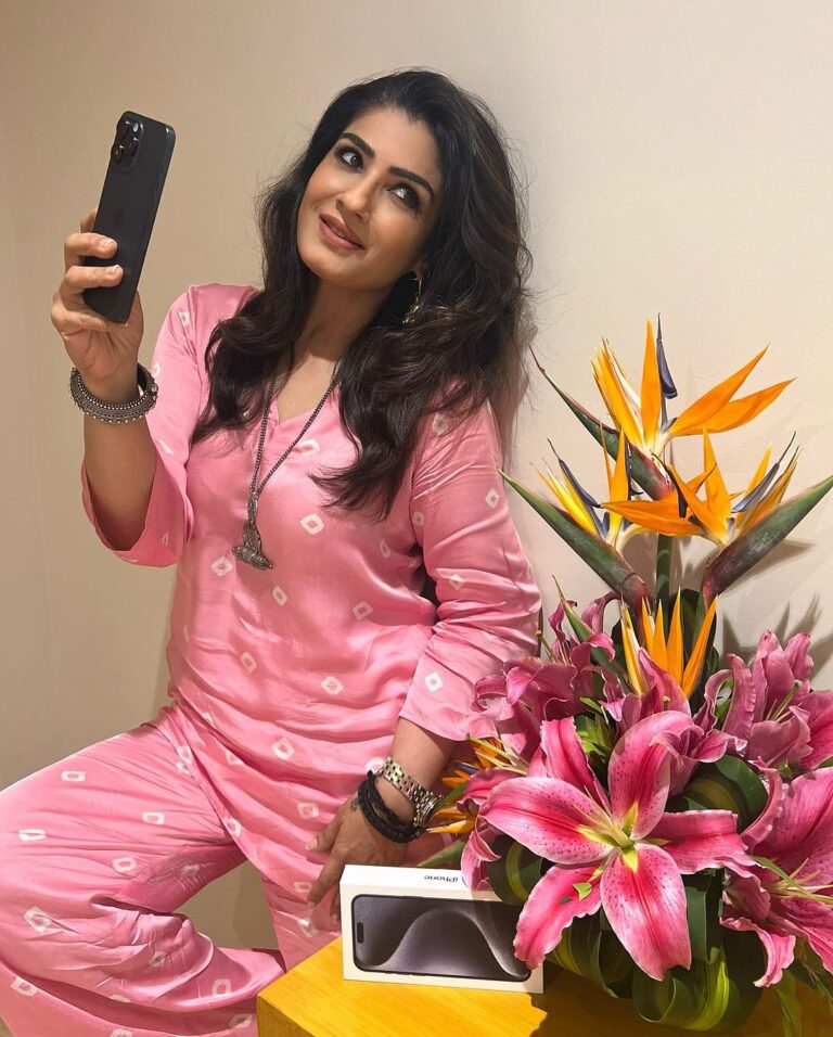 Raveena Tandon Instagram - Caught red handed! In action, taking selfies with the new #iphone15 ! #promax ♥️ 🍎