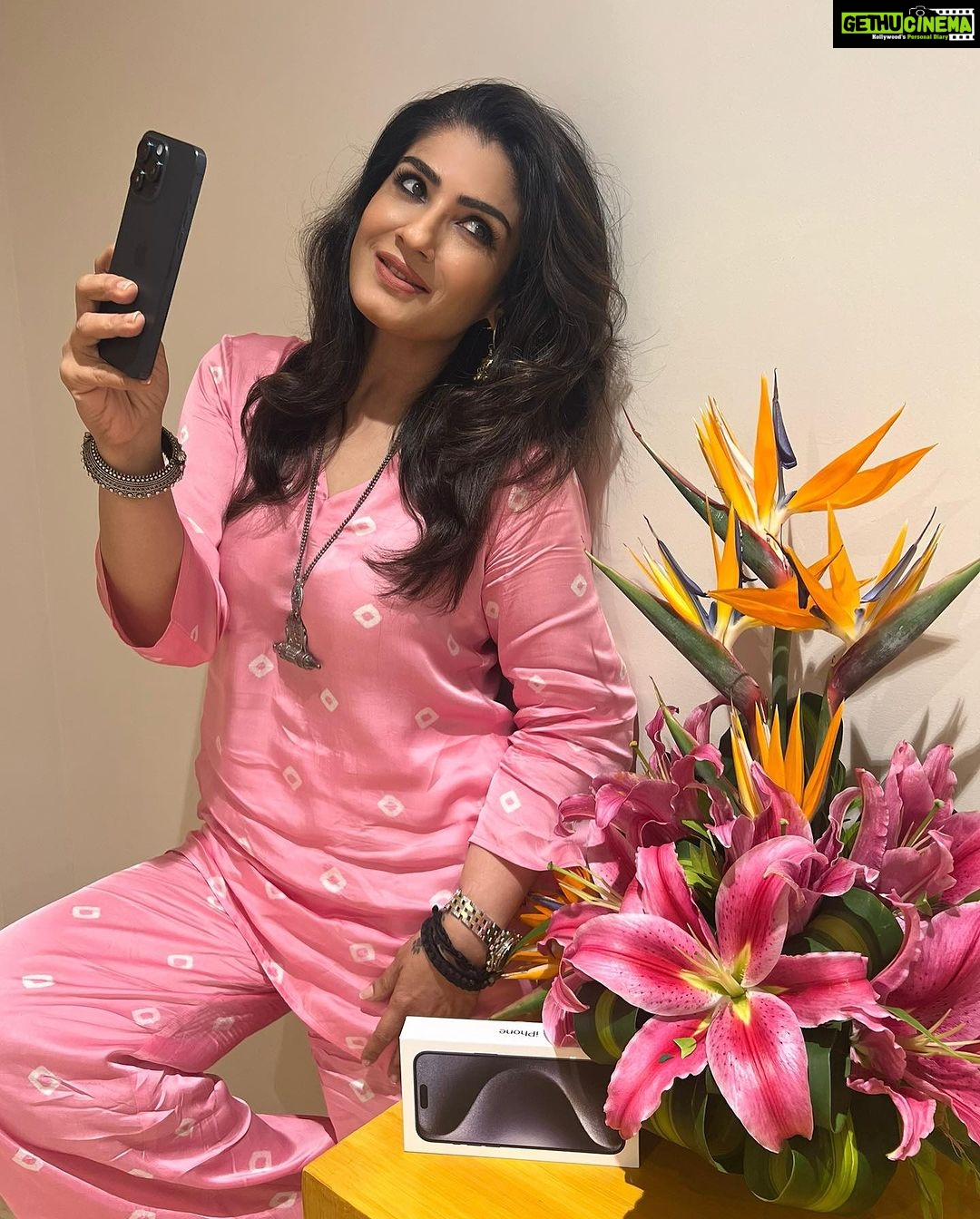 Raveena Tandon Instagram - Caught red handed! In action, taking selfies with the new #iphone15 ! #promax ♥️ 🍎