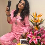 Raveena Tandon Instagram – Caught red handed! In action, taking selfies with the new #iphone15 ! #promax ♥️ 🍎