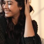 Reem Shaikh Instagram - Embrace✨ I always stand by this term & it has been the mantra of my life which i also apply when it comes to “beauty.” Thanks to the Vicco Turmeric Cream, it helps me embrace my skin because it gives my skin all the love it deserves with the goodness of ayurveda. Join the #FarakDikhtaHai challenge and share your stories on how you can bring farak in your life or someone else’s life. Stand a chance to win amazing prizes from Vicco! #Ad