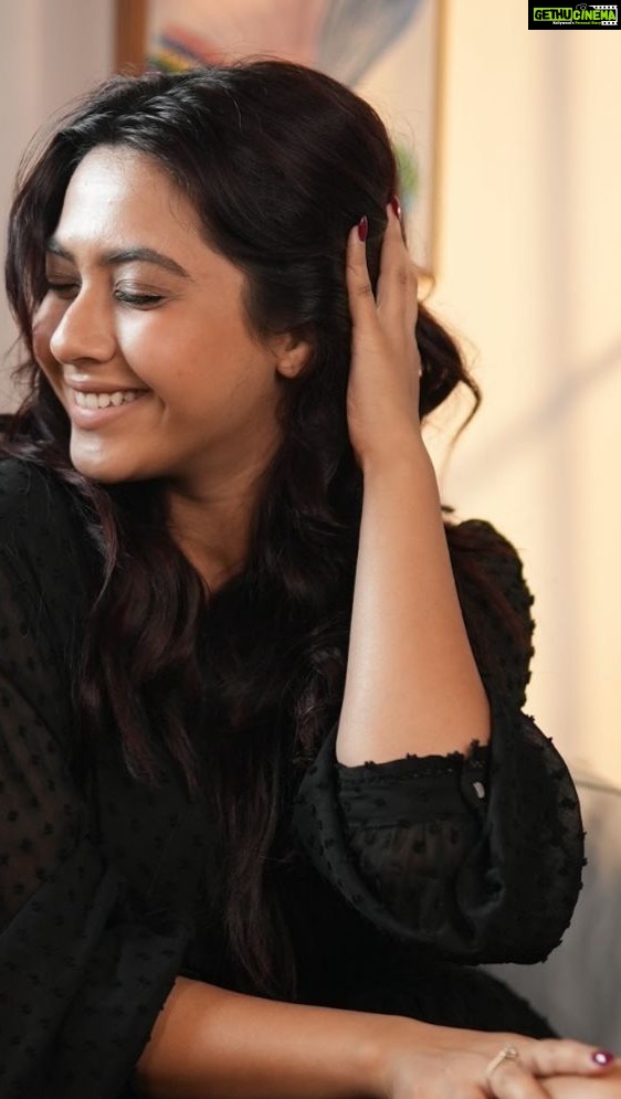 Reem Shaikh Instagram - Embrace✨ I always stand by this term & it has been the mantra of my life which i also apply when it comes to “beauty.” Thanks to the Vicco Turmeric Cream, it helps me embrace my skin because it gives my skin all the love it deserves with the goodness of ayurveda. Join the #FarakDikhtaHai challenge and share your stories on how you can bring farak in your life or someone else’s life. Stand a chance to win amazing prizes from Vicco! #Ad
